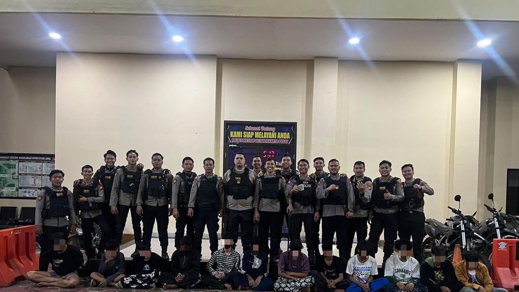 Polisi Gagalkan Rencana Tawuran: 12 Pelajar Ditangkap di Jakpus, 8 Celurit Disita
